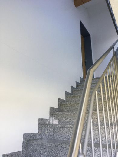Appartamento di 5 locali con grande terrazza sul tetto a Grafing – Treppenhaus