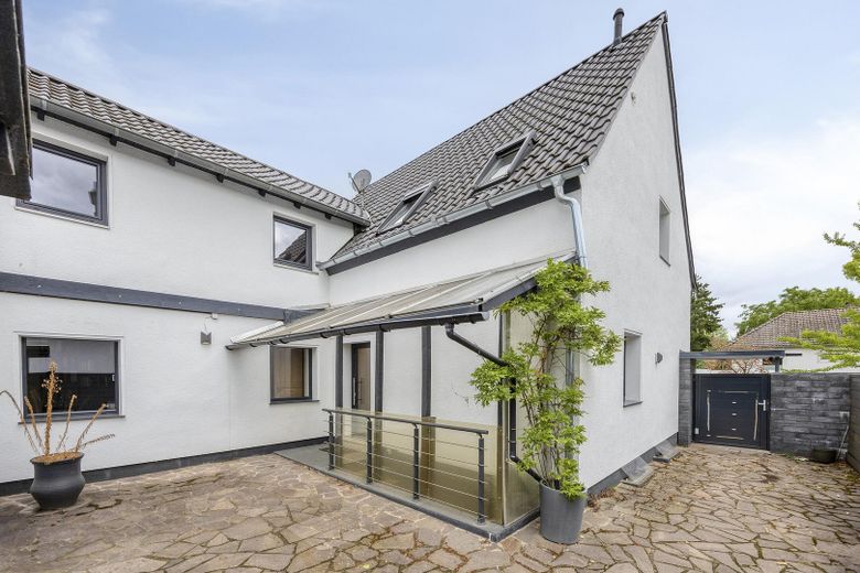 Mehr Wohngefühl als Fassade: Das Raumwunder in Bornheim—Rösberg! Ohne Käuferprovision! – Hauseingang