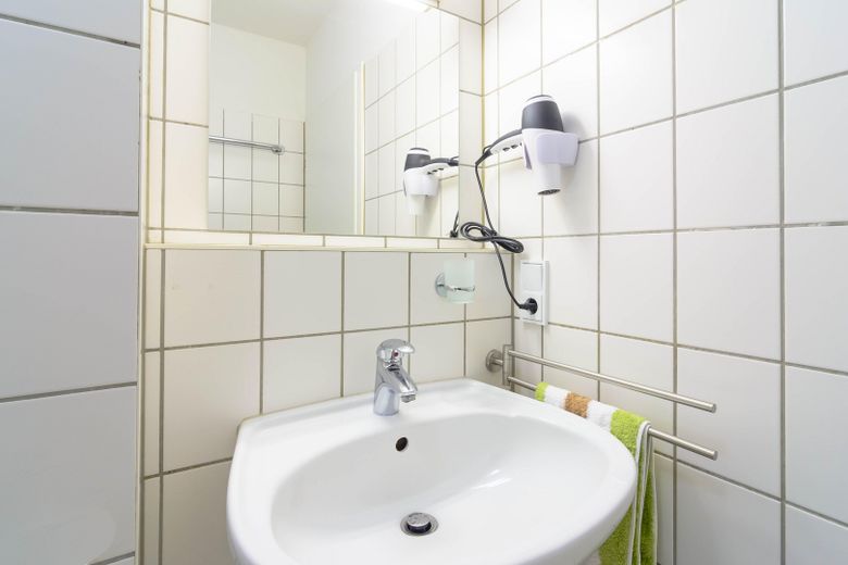 1 Zimmer Apartment komplett möbliert mit Balkon und Badewanne – Foto 7
