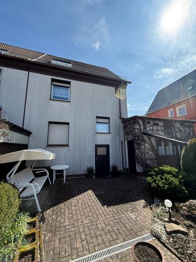 Doppelhaushälfte mit großer Garage, Carport, Wa, Du. und sonnigem Grundstück am Stadtrand – Hausansicht