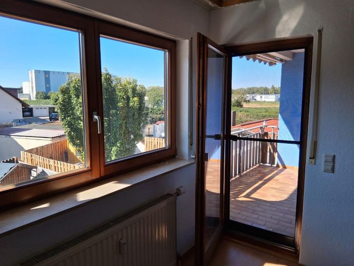 SOFORT BEZUGSFREI! Sehr geräumige lichtdurchflutete 4-Zi- Maisonette-Wohnung inkl. Balkon, Carport – Wohnzimmer/Zugang Balkon