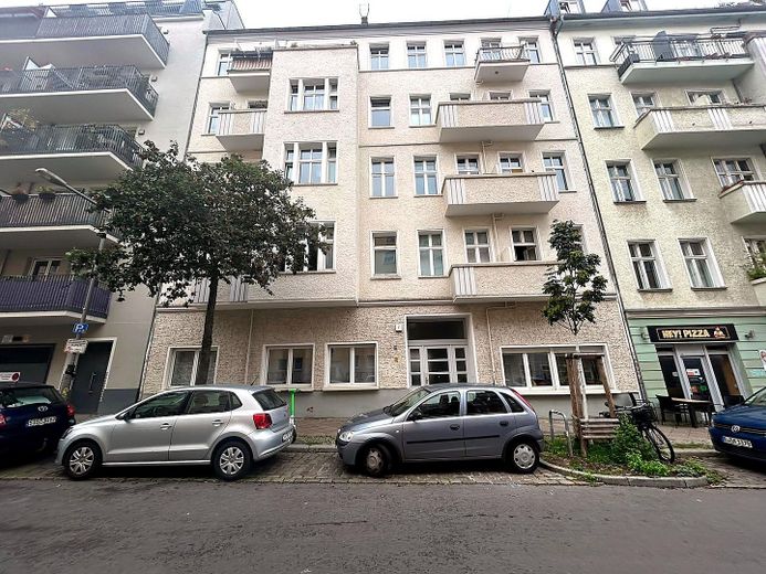 Wohnen auf Zeit am Boxhagener Platz – vollmöbliertes, saniertes 1-Zimmer-Altbau-Atelier ab 01.10.26 – Foto 2