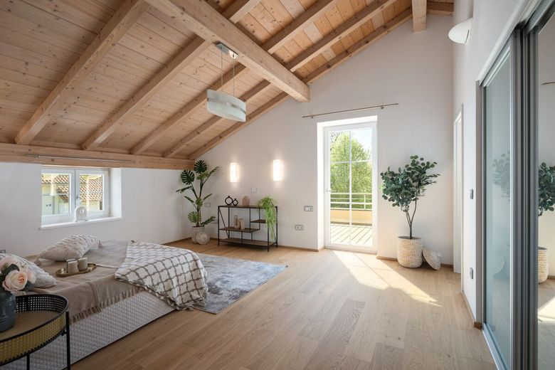 Jezioro Penzinger See tuż obok – dom rodzinny o powierzchni mieszkalnej 265 m² – Schlafen unter Sichtdachstuhl