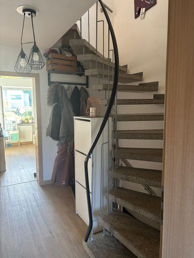 منزل متلاصق للبيع في زينسهايم، دون حق انتفاع طويل الأمد بالأرض – Treppen