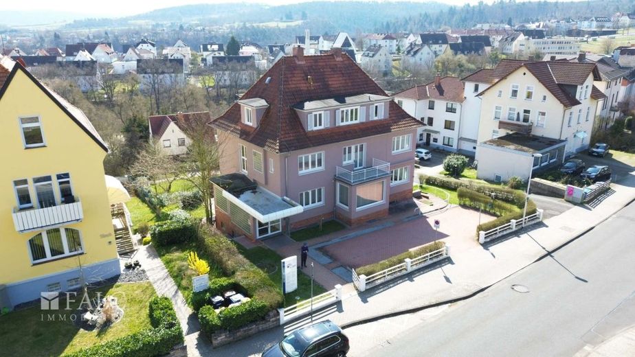 +++Vielseitiges 4 Mehrfamilienhaus oder exklusiver Firmensitz in Bad Wildungen+++ – Hausansicht seitlich links