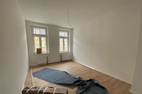 Markkleeberg*
partiellement rénové récemment* agréable appartement de 2 pièces* salle de bains avec baignoire et lumière naturelle* place de stationnement