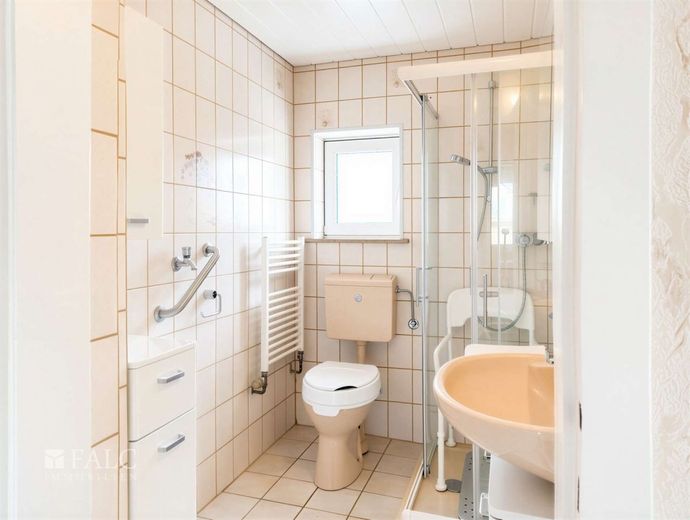Perfekt für Familien: Haus mit Garten, Garage und Entwicklungspotenzial – Badezimmer UG