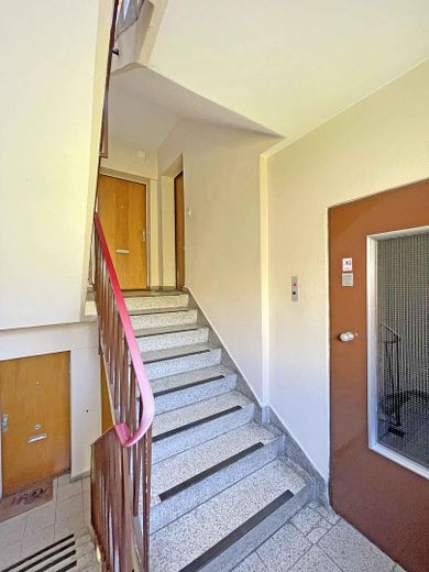 Zamieszkaj przy Ludwigkirchplatz: pierwszy najem z balkonem, bez prowizji – Treppenhaus mit Aufzug