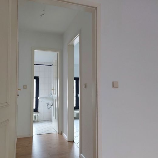 1-Zimmer-Dachgeschosswohnung mit Balkon und neuer Einbauküche – Flur