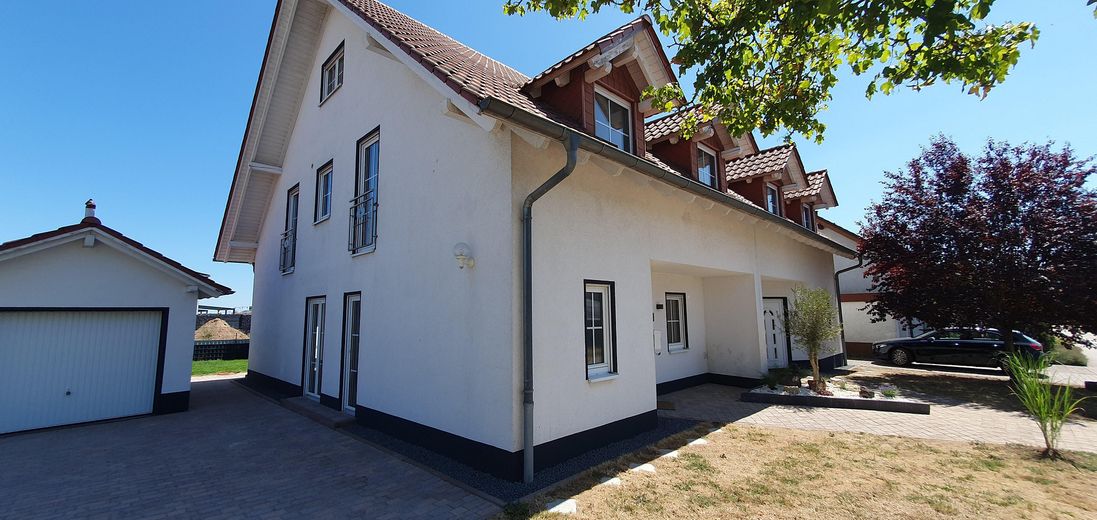Helle, moderne Doppelhaushälfte in ruhiger Ecklage – sofort bezugsfertig! – Haus (seitlich)