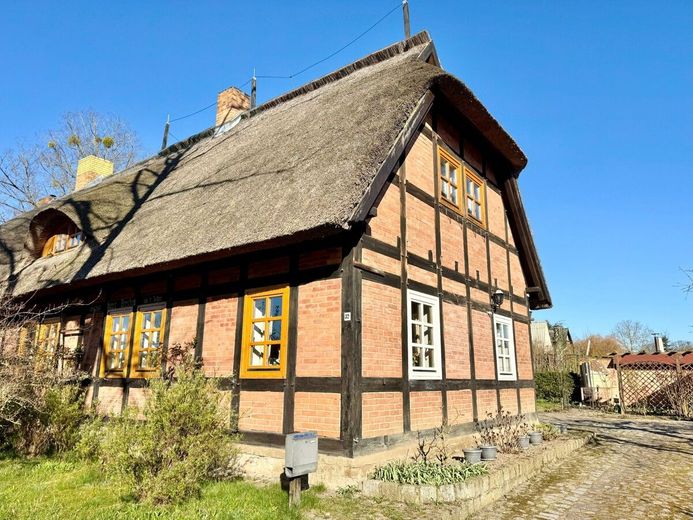 HORN IMMOBILIEN ++ tolles Reetdach-Fachwerkhaus in Alt Rehse bei Neubrandenburg, Denkmalschutz – Nutzen Sie Ihre Chance!