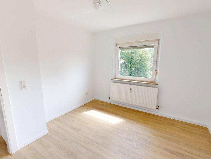 Uw vakantiegeld – 2 netto koude huren cadeau! Groot 3-kamerappartement met BALKON en op loopafstand van de Main-oever – Ansicht I: Schlafzimmer I