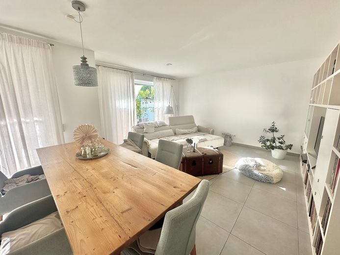 Moderno piso de 3 habitaciones en planta baja con jardín, eficiencia energética A+ – Wohnbereich