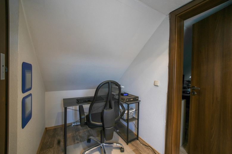 Außergewöhnliche 2-Zimmer-Dachgeschosswohnung mit Kamin, Vollbad, Balkon & ausgebautem Dachboden – Dachboden_Bild1