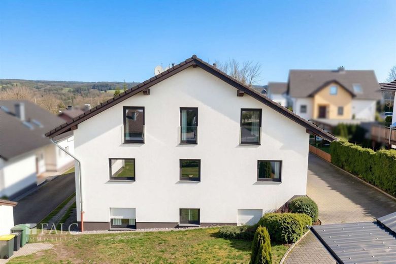 Wohnen auf einer Ebene - 143 m² modernisiert mit Balkon &amp; Garage – Außenansicht