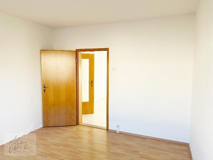 *** AFFERRA ORA - CURATO APPARTAMENTO DI 3 LOCALI IN ZONA VERDE DI ZEITHAIN! *** – Schlafzimmer mit Blick Richtung Wohnzimmer