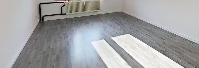 Komfortabel ausgestattete 3-Zi.-Whg. mit BALKON, EBK und Wannenbad – Ansicht I: Wohn- und Esszimmer
