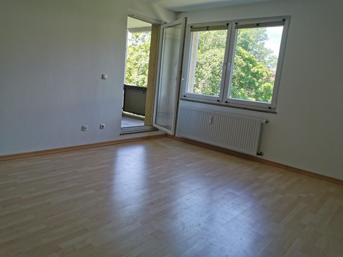 Wohnzimmer_Zugang zur Loggia