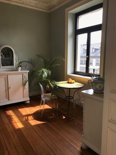 Von Privat: Wohntraum in der Taunusstraße: Wunderschöne Altbauwohnung mit idyllischem Garten – Wohnküche