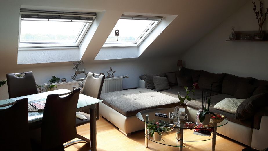 MFH Ratingen Mitte, 14 Wohnungen 790 qm Wfl., 6 Garagen, 3 Stellplätze – Whg. DG Wohnzimmer