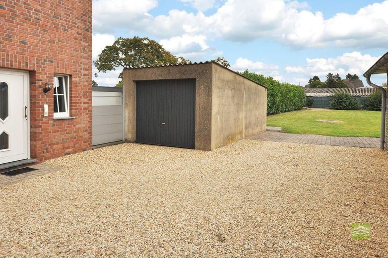 Garage neben Eingang