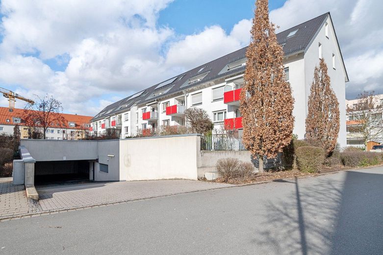 Lichtdurchflutete 3-Zimmer-Wohnung mit Westbalkon – Tiefgarageneinfahrt
