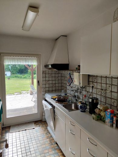 8-Zi.-Wohnhaus mit schönem Garten (1.400 qm) in Marburg-Schröck, courtagefrei – Küche