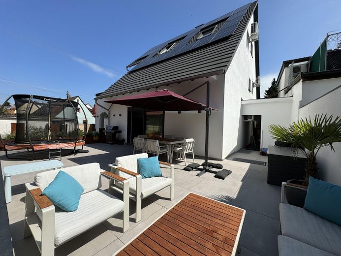 Zwei Häuser, viele Möglichkeiten: Modernisiertes Wohnensemble in Karlsruhe-Daxlanden – Terrasse