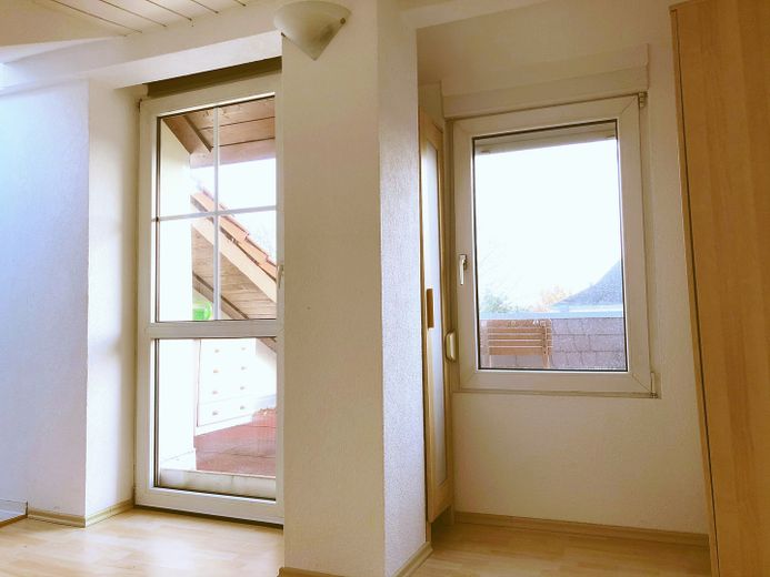 Dachgeschosswohnung mit Dachterrasse und Rheinblick – Schlafzimmer mit Terrassenzugg