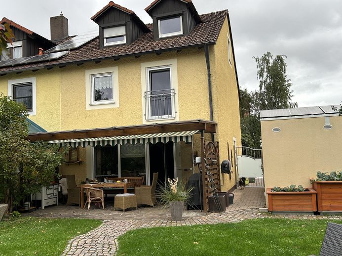 Rückansicht mit Terrasse