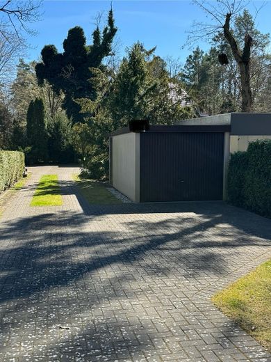 Einfahrt mit Garage