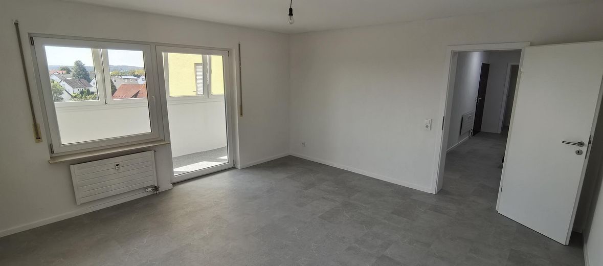 3-Zimmer-Wohnung – frisch renoviert, bezugsfertig – Wohzimmer