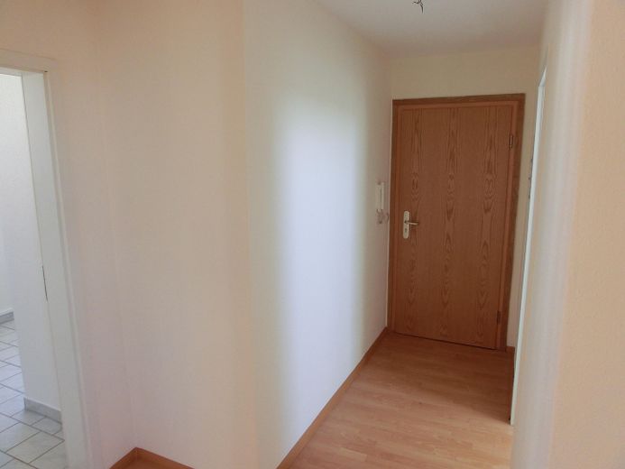 Schöne & helle 2-Zimmer-Wohnung mit Einbauküche - ab sofort verfügbar – Flur