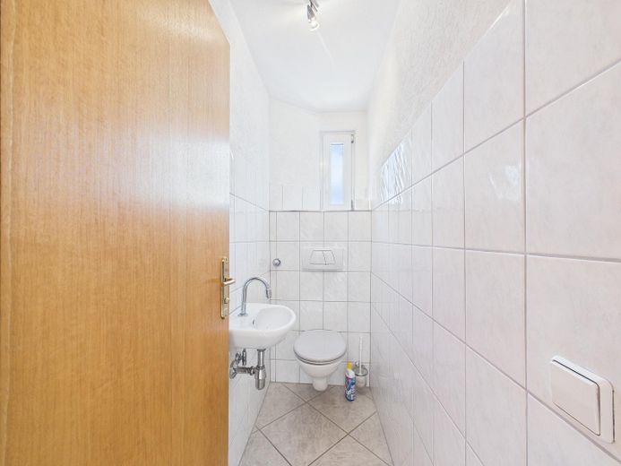 Wunderschöne, offene und modernisierte 2-Zimmer-Wohnung mit Balkon in Stuttgart-Untertürkheim – WC