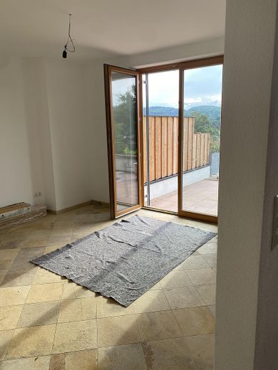 Erstbezug nach hochwertiger Sanierung – schönes Mittelhaus mit Terrasse & Talblick & Carport – Wohnzimmer