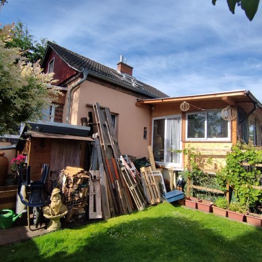 Verkauf Haus mit Grundstück im Grünen in Berlin – Hinterseite