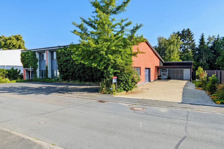 Einzigartig im Umkreis: 278m² Design-Loft-Halle + 100m² Büro-Obergeschoss, genehmigt als Wohnraum – Straßenansicht+Hof+Parkplätze