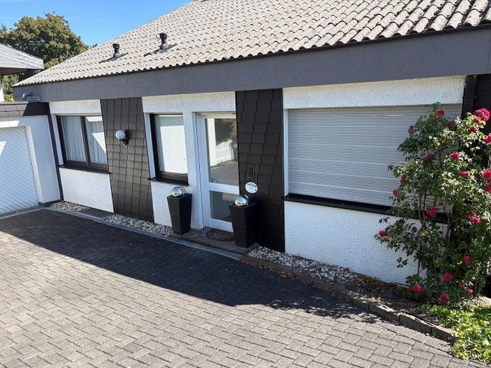 Großzügiges Architektenhaus mit Einliegerwohnung auf traumhaft angelegtem Grundstück – Nebeneingang Kinderbereich