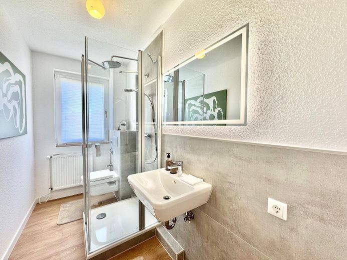 Sofort einziehen oder vermieten! Modernisierte 3-Zimmer-Wohnung in Waren - wohnen nahe der Müritz – Foto 2