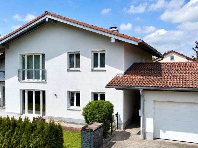 Modernes Zweifamilienhaus mit großem Garten in Stein a. d. Traun – Foto 1