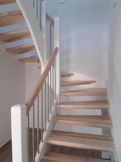 Doppelhaushälfte 2019 (Zweitbezug) – Treppe ins OG
