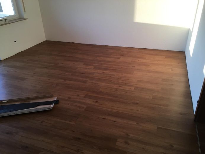Spacious terraced house with garden, garage, fitted kitchen, and converted attic in Neu-Ulm/Gerlenhofen – Schlafzimmer 1. Stock