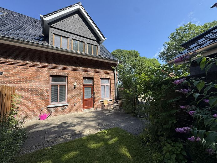 Für junge, berufstätige Personen. Erdgeschoßwohnung mit Garten, 2 ZKB, EBK, AR, Carport mit AR – Terrasse, Garten