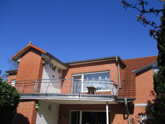 3-Zi.Wohnung mit Balkon, Atelierzimmer, kl. Garten, Gartenhaus u. Garage im 4.Fam. Haus – Außenansicht von SW-Seite