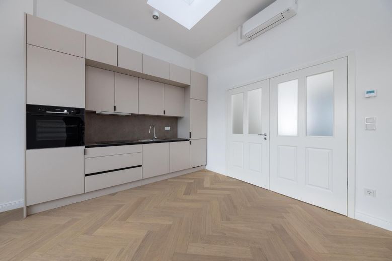 Exclusivo ático de 3 habitaciones con amplias vistas – obra nueva en la última planta cerca de Schloßstraße – Foto 2