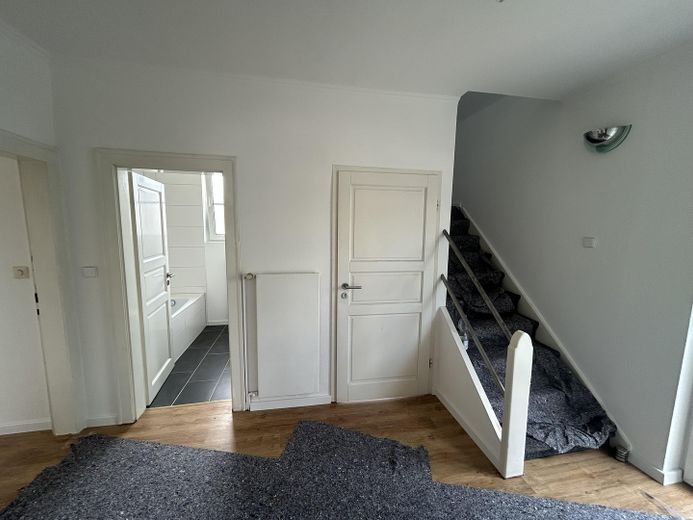 Exklusive Maisonettewohnung im Buchrainviertel – Flur mit Treppe in den 2. OG