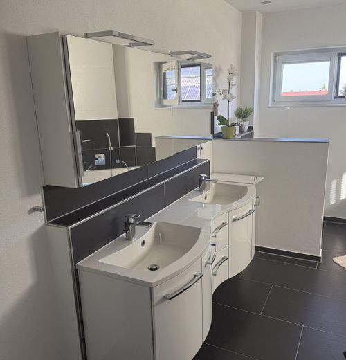 Modernes Einfamilienhaus mit Wintergarten, Doppelgarage und liebevoll angelegtem Garten in Schwendi – Doppelwaschtisch