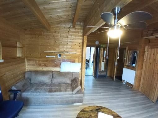 Ruhig, sicher und abseits von einer Stadt: Holzhaus Luxuslage im Wald eingebettet zwischen 3 Seen – Wohnzimmer