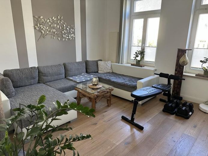 Historisches Stadthaus mit 4 Wohneinheiten, Garten und Ostseeblick – 160 m zum Meer – EG: Wohnzimmer mit Stuck
