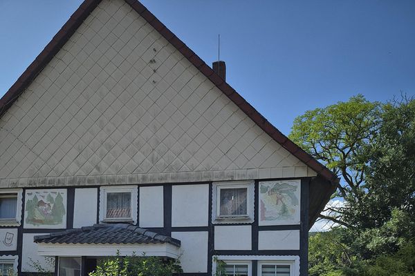Urokliwy dom szachulcowy w spokojnej wiejskiej lokalizacji